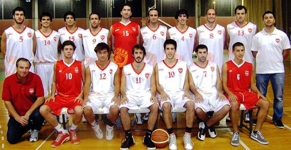 Foto Grupo de pessoas jogando basquete durante o dia – Imagem de