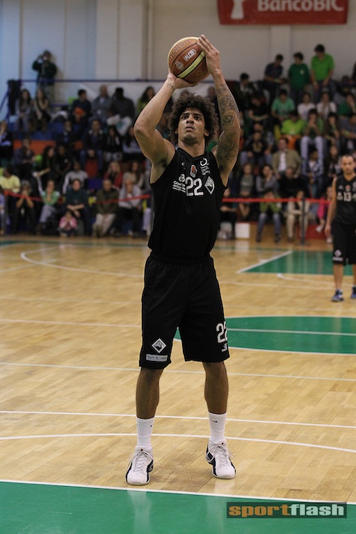 Basquetebol Portugal: Ivan Almeida assume protogonismo e Benfica está nas  meias-finais dos Playoffs