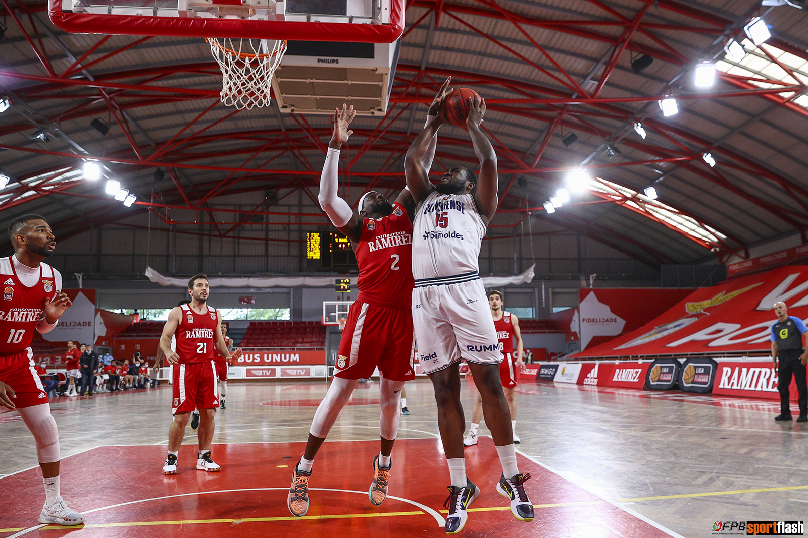 Buzzer beater de Balseiro iguala eliminatória para a Oliveirense