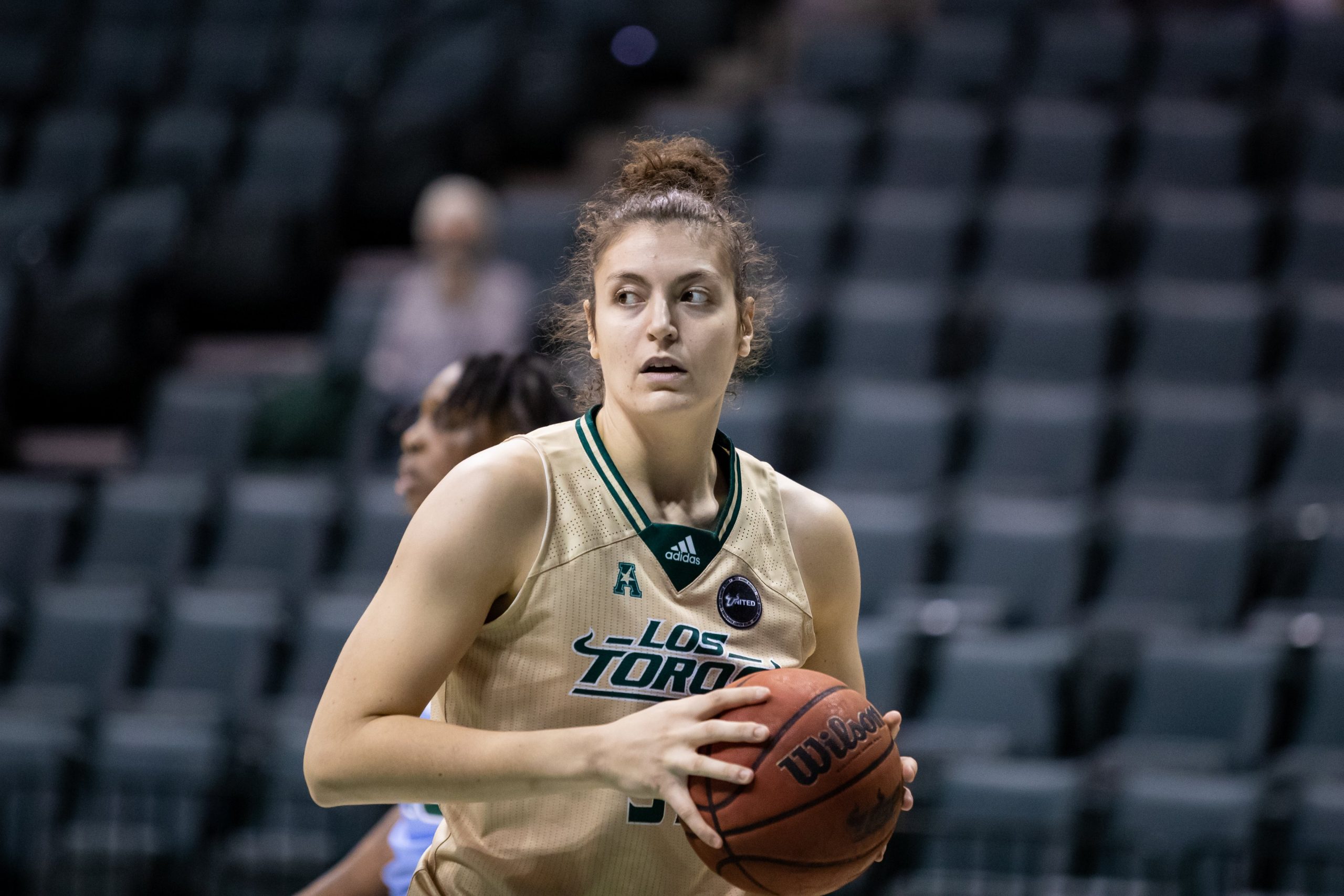 Beatriz Jordão, jogadora de USF, agarra a bola