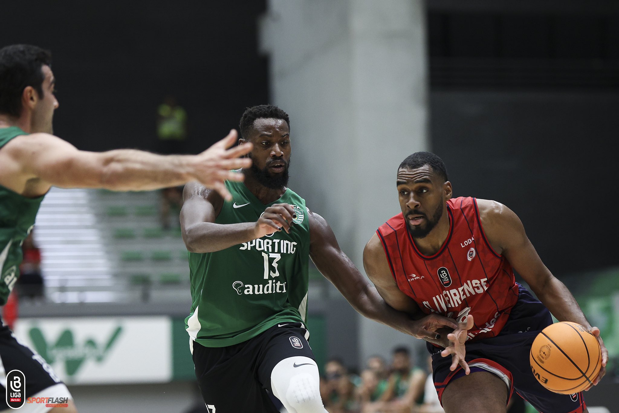 OVARENSE VENCE U. OLIVEIRENSE E MARCA ENCONTRO COM O BENFICA NAS  MEIAS-FINAIS DA LIGA BETCLIC DE BASQUETEBOL - TV Guadiana