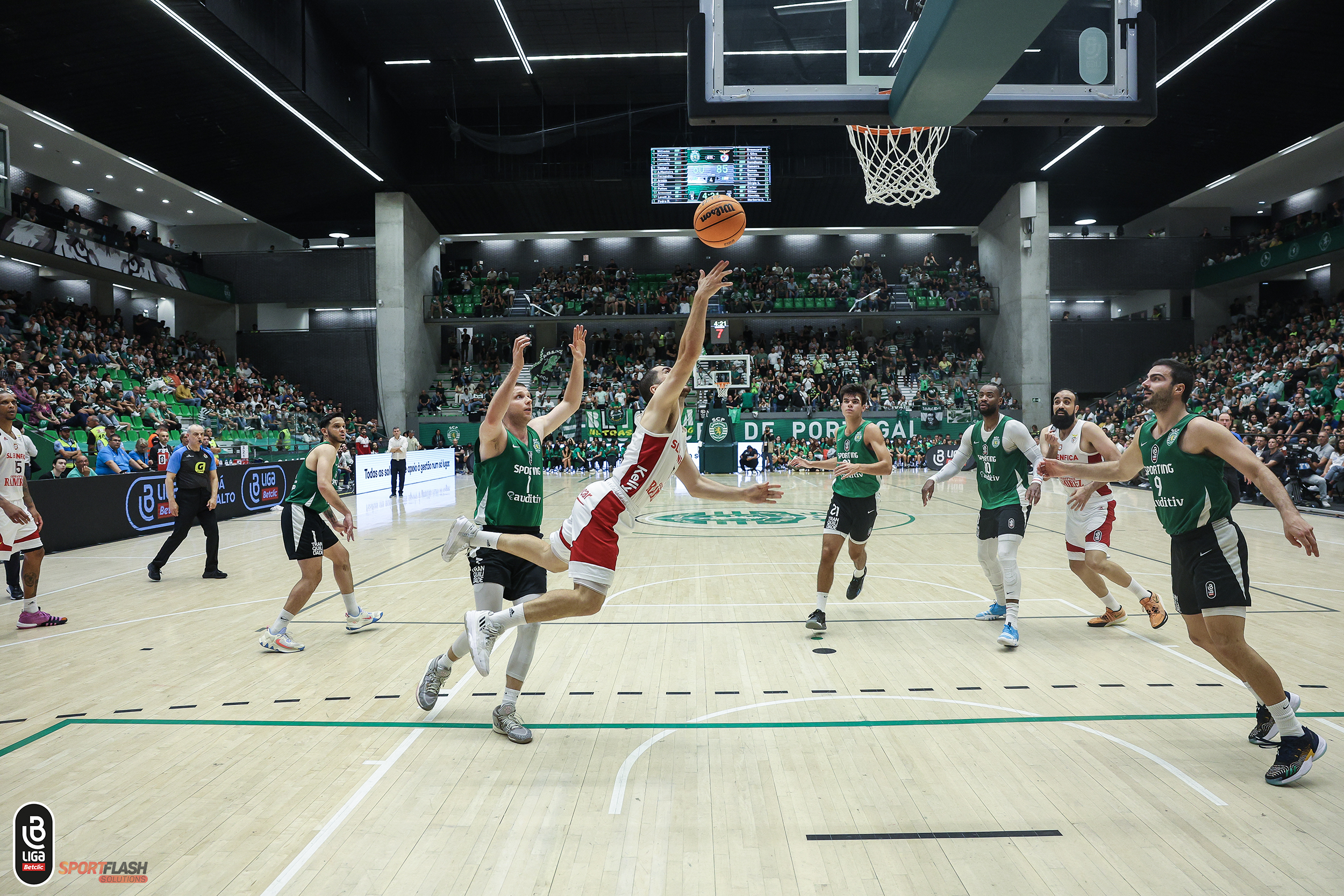 Quatro jogos, três vitórias, xeque-mate: Benfica volta a vencer Sporting e  sagra-se bicampeão nacional de basquetebol – Observador