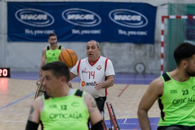 Primeiro treinador robô do mundo já existe e assinou com time de basquete