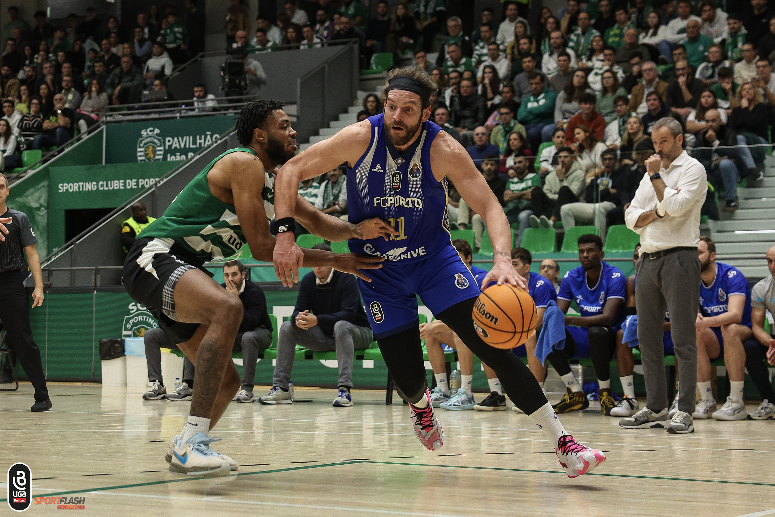 BASQUETEBOL Liderança e última invencibilidade da Liga em jogo 